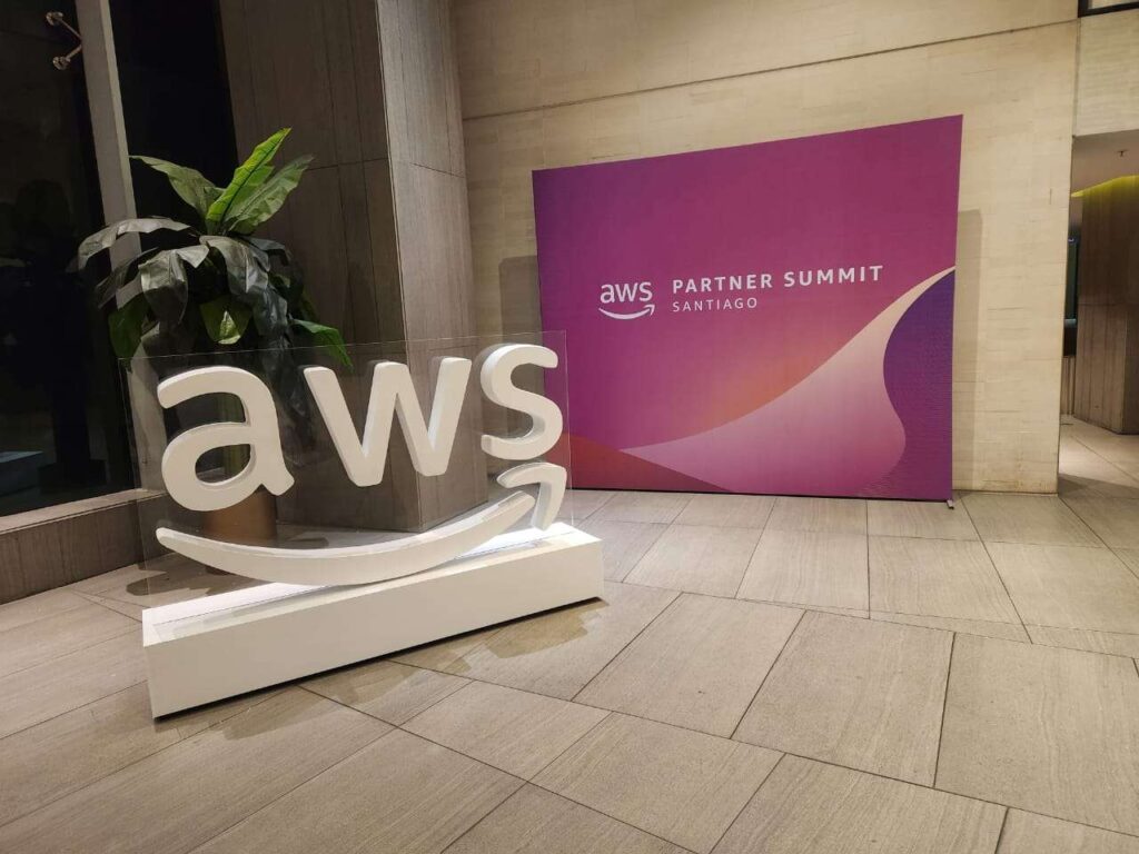 Logo AWS en Stand Modular